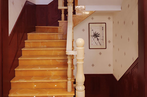 安龙中式别墅室内汉白玉石楼梯的定制安装装饰效果